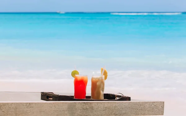 Fruktcocktails tropisk strand semester — Stockfoto