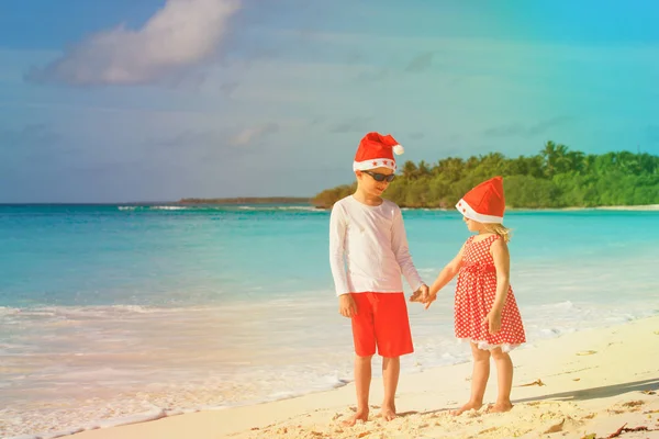 Kids celebrating christmas on tropical beach — Stock Photo, Image