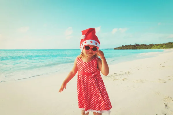 Küçük kız tropik sahilde Noel Kutlamaları — Stok fotoğraf