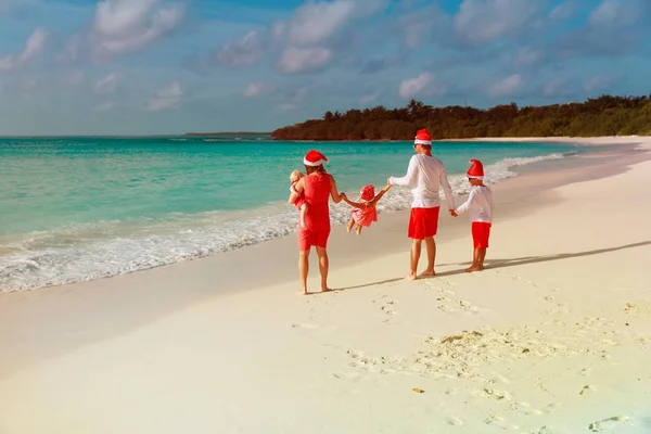 Szczęśliwa rodzina z dziećmi na tropikalny wakacje Christmas — Zdjęcie stockowe