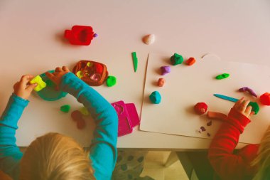 çocuklar şekilleri kalıplama kil ile oynamak