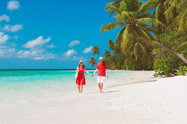 mutlu sevgi dolu çift tropik Sahilde yürüyüş