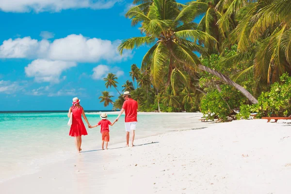 Familia con niño caminando en la playa —  Fotos de Stock