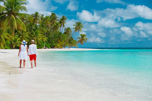 Mutlu sevgi dolu çift tropik Sahilde yürüyüş — Stok fotoğraf