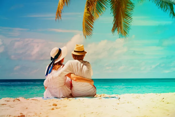 Heureux couple amoureux sur la plage tropicale — Photo