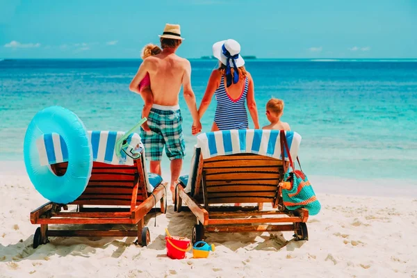 Familia con niños en vacaciones de playa —  Fotos de Stock