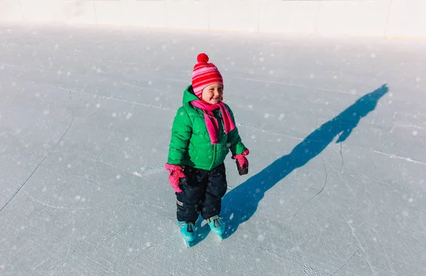 Heureuse petite fille apprendre à patiner en hiver — Photo