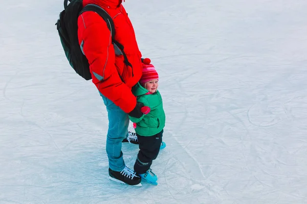 Père et petite fille apprenant à patiner en hiver — Photo