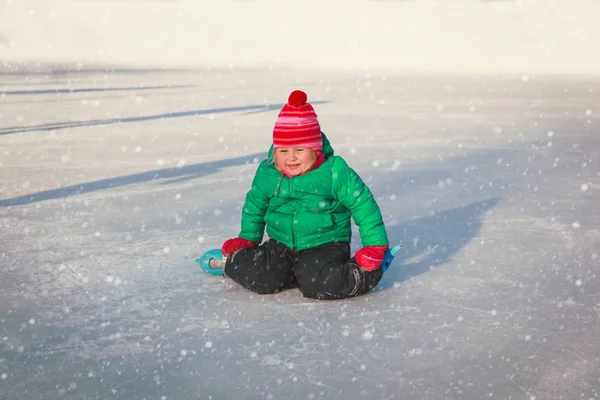 sevimli küçük kız kışın paten için öğrenme
