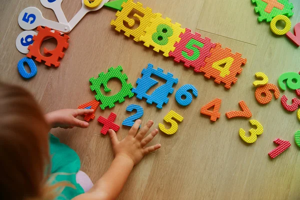 küçük kız numaraları ve matematik öğrenme
