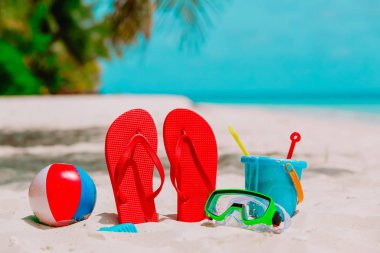 Renkli terlik, oyuncak ve Plajı'nda Dalış maske