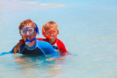 mutlu baba ve oğul plaj şnorkel