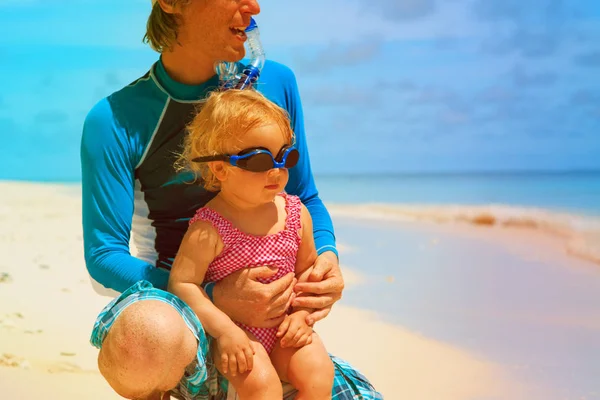 Father and little daughter get ready to swim at beach — Stock Photo, Image