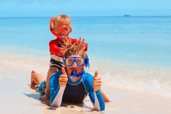 Boldog apa és fia a strandon snorkeling — Stock Fotó