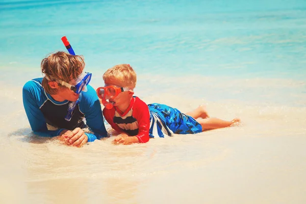 Onnellinen isä ja poika snorklaus rannalla — kuvapankkivalokuva