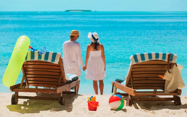 Casal feliz relaxar na praia tropical — Fotografia de Stock