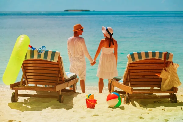 Ευτυχισμένο ζευγάρι Χαλαρώστε στην τροπική παραλία — Φωτογραφία Αρχείου
