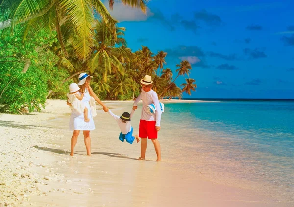 Familia con dos niños juegan en la playa —  Fotos de Stock