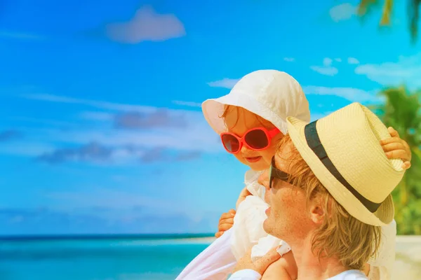 Vader en dochtertje genieten van tropisch strand — Stockfoto