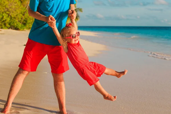 Otec a malá dcera hrát na pláži — Stock fotografie