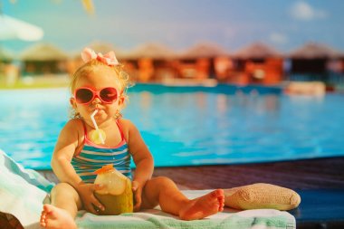 küçük kız içme Hindistan cevizi kokteyl sahilde