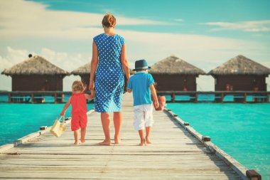 Anne ile oğlu ve kızı tropikal tatil yürüyüş