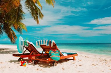 İki sandalye üzerinde tatil tropikal plaj