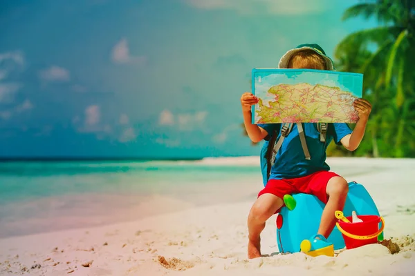 Μικρό αγόρι που ταξιδεύουν σε τροπική παραλία, καλοκαίρι — Φωτογραφία Αρχείου