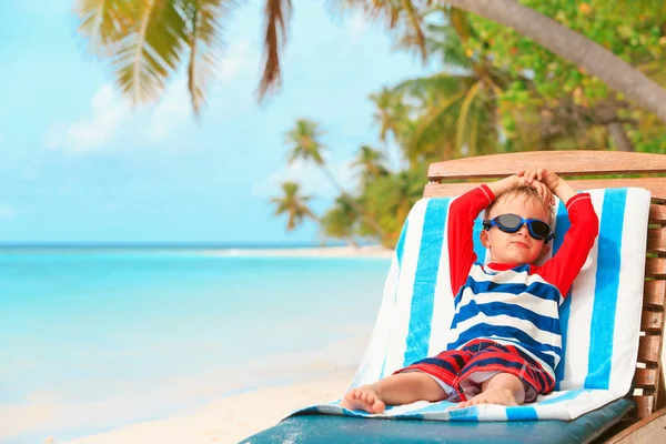 Küçük çocuk yaz sahilde rahat — Stok fotoğraf