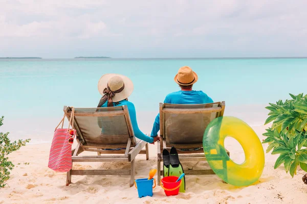 Coppia felice rilassarsi su una spiaggia tropicale — Foto Stock