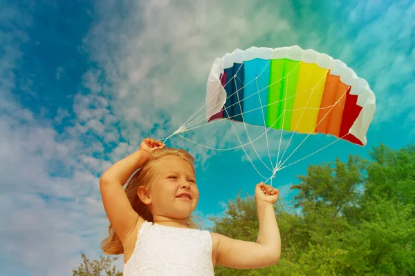 Mała dziewczynka latający latawiec o niebo — Zdjęcie stockowe
