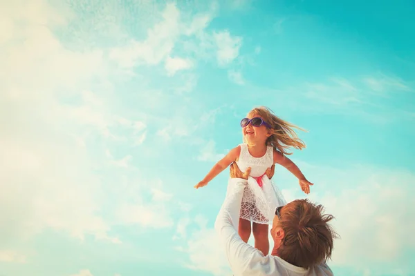 Отец и маленькая дочь играют на небе — стоковое фото