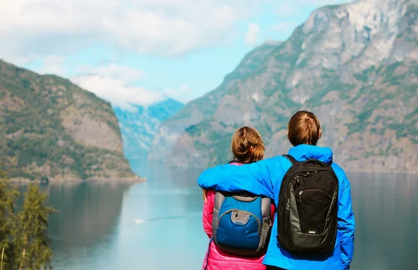 Glada unga par resa i Norge — Stockfoto