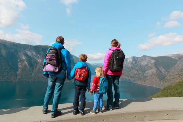 Père avec des enfants voyage en Norvège en regardant fjord — Photo