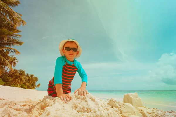 Bambino giocare con la sabbia sulla spiaggia — Foto Stock