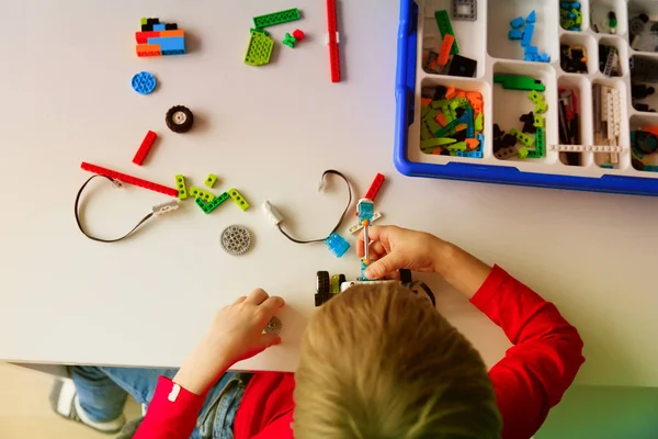 Petit garçon construire robot à la leçon de technologie robotique — Photo