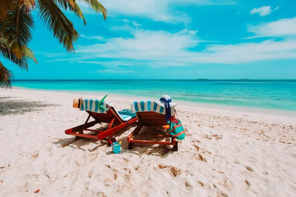 Dos sillas de playa en vacaciones tropicales — Foto de Stock