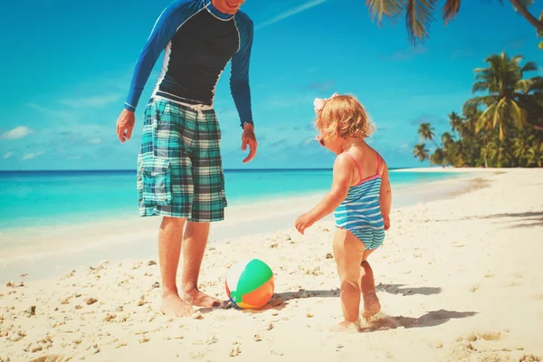 Vader en dochter spelen bal op strand — Stockfoto
