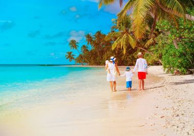 İki çocuklu aile sahilde yürümek