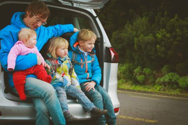 yolda araba - mutlu baba ile çocuklar tarafından seyahat