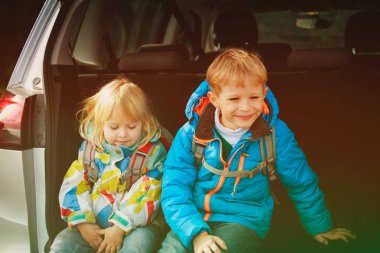 mutlu küçük erkek ve kız araba ile seyahat