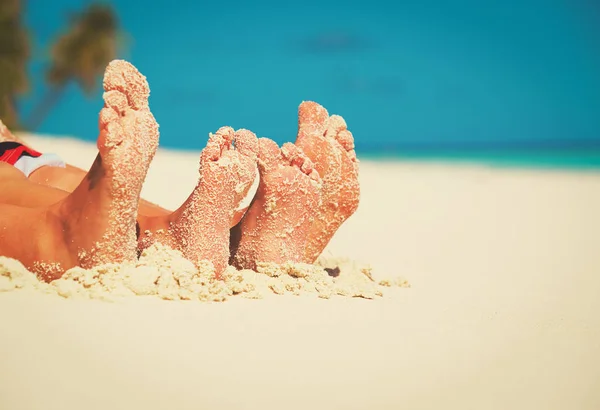 Piedi della famiglia sulla spiaggia tropicale estiva — Foto Stock