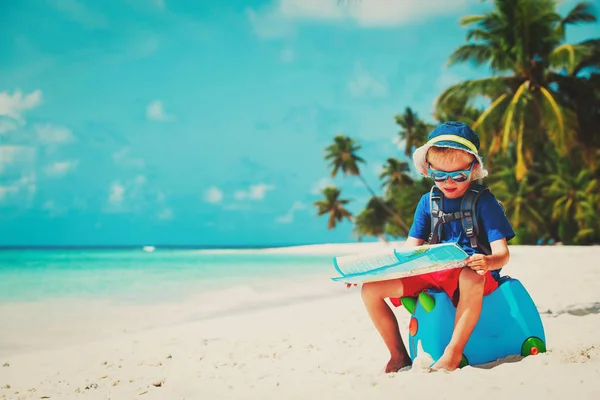 Küçük çocuk seyahat yaz tropik sahilde — Stok fotoğraf