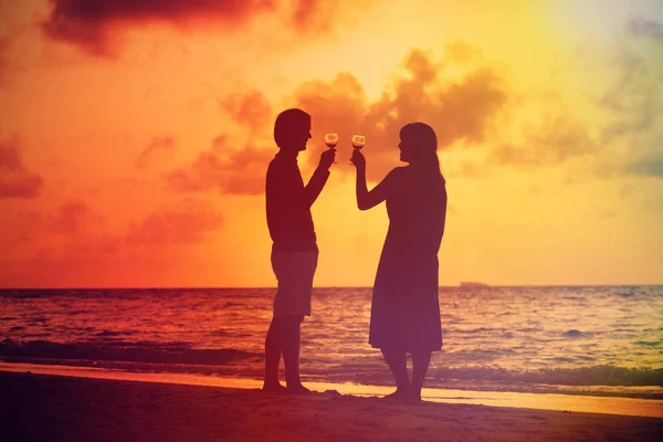 Silhouette di coppia celebrazione bere vino al tramonto — Foto Stock