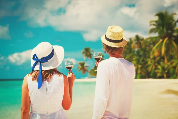 Kumsalda şarap içme mutlu sevgi dolu çift kutlama — Stok fotoğraf