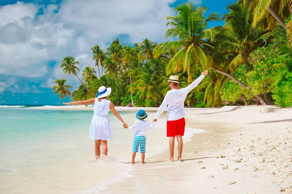 Gelukkig gezin met kind genieten van tropische strandvakantie — Stockfoto