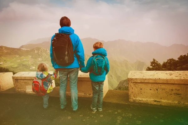 Ojciec z dwójką dzieci podróż w góry — Zdjęcie stockowe