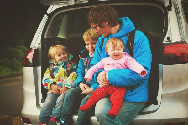 Οικογενειακά ταξίδια με αυτοκίνητο - ευτυχής πατέρας με τα παιδιά στον δρόμο — Φωτογραφία Αρχείου