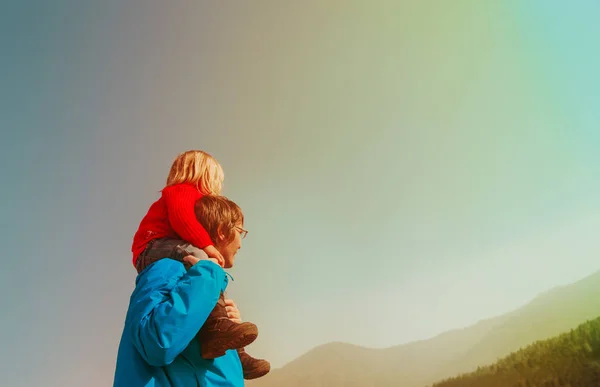 Pai e filha viajam nas montanhas olhando para a vista — Fotografia de Stock