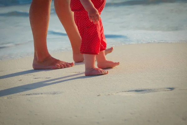 Mãe e bebê andando na praia de areia — Fotografia de Stock